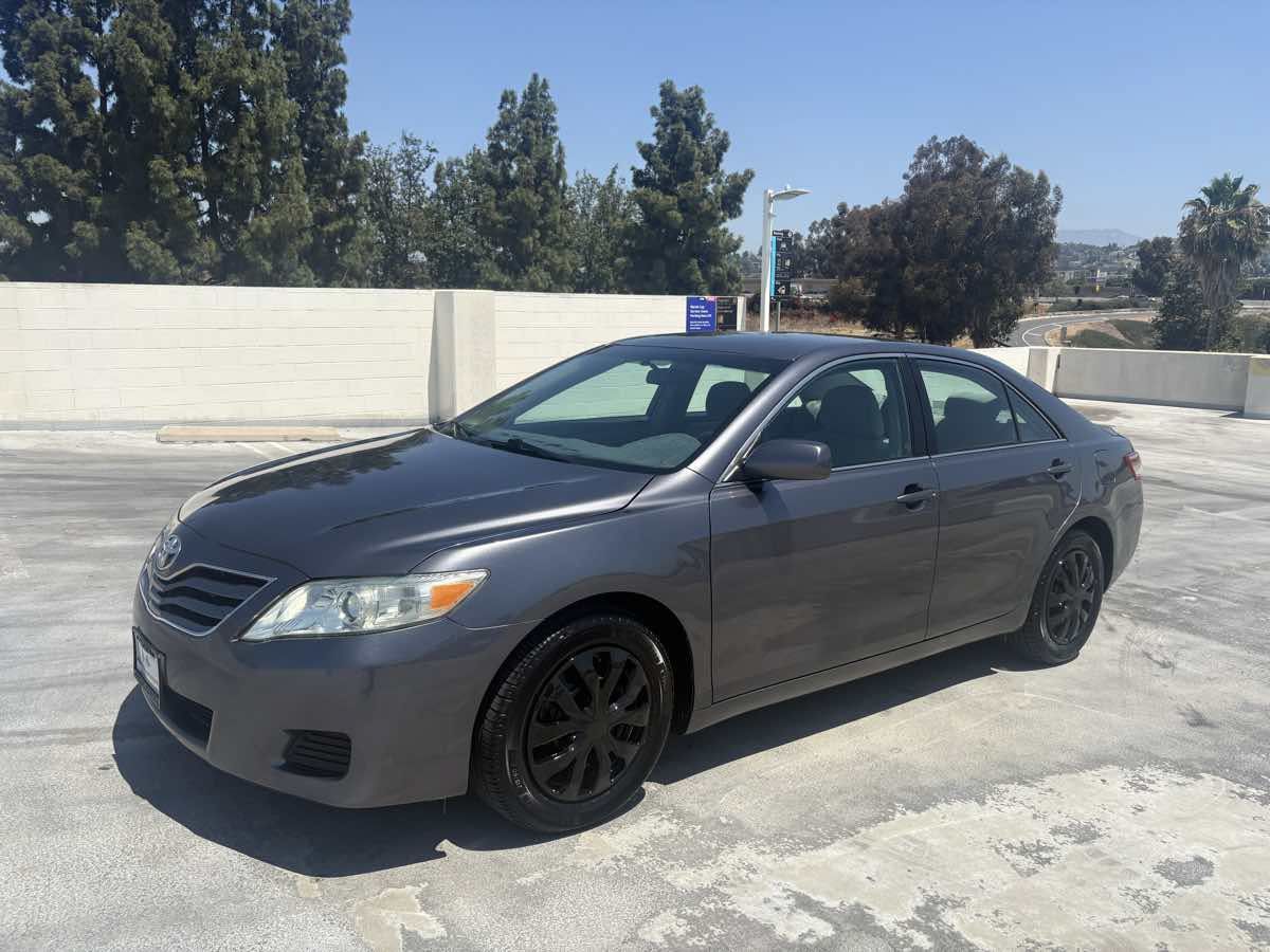Used 2011 Toyota Camry LE FWD image 2