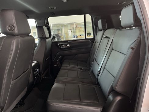 Used 2024 Chevrolet Suburban LT w/ Luxury Package RWD image 15