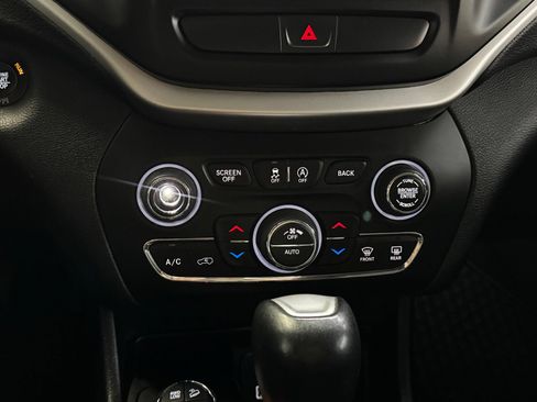 Used 2018 Jeep Cherokee Trailhawk AWD/4WD image 19
