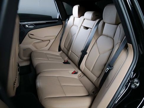 Certified 2025 Porsche Macan image 13