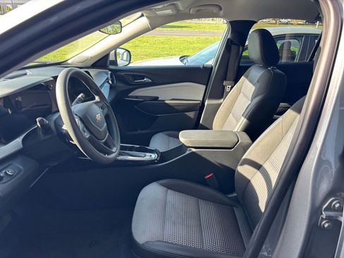 Used 2025 Chevrolet Trax LT image 25