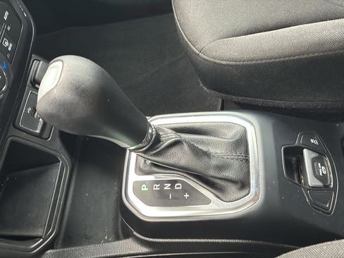 Used 2018 Jeep Renegade Latitude FWD image 29