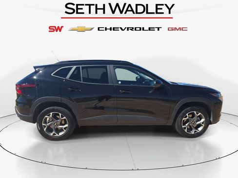 Used 2025 Chevrolet Trax LT w/ LT Convenience Package FWD image 8