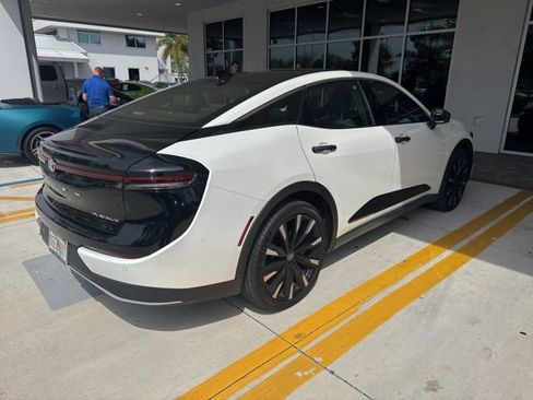 Used 2024 Toyota Crown Platinum image 3