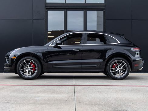 Certified 2022 Porsche Macan S AWD/4WD image 2