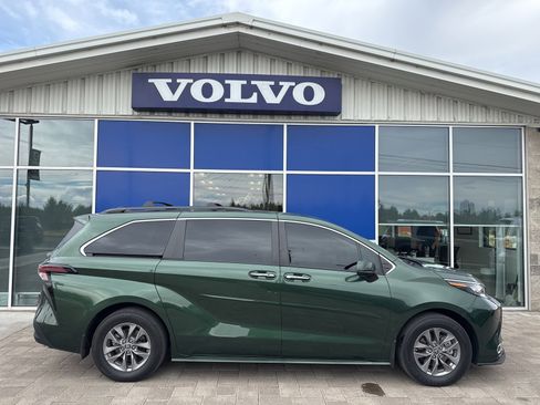 Used 2023 Toyota Sienna XLE image 5