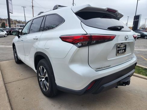 Used 2022 Toyota Highlander XLE AWD/4WD image 7