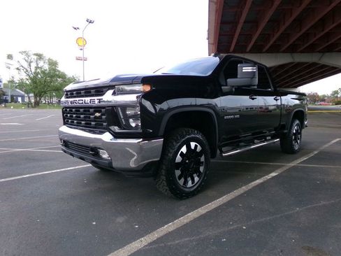 Used 2022 Chevrolet Silverado 2500 LT w/ Convenience Package AWD/4WD image 2