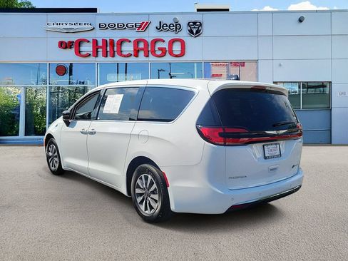 Certified 2024 Chrysler Pacifica Limited FWD image 3