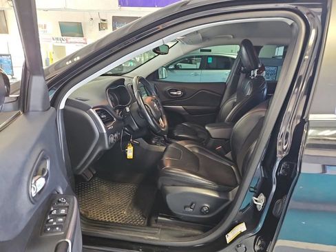 Used 2019 Jeep Cherokee Latitude Plus w/ Comfort/Convenience Group AWD/4WD image 11