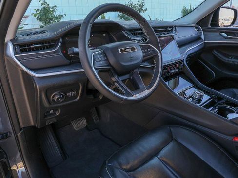 Used 2023 Jeep Grand Cherokee Limited w/ Black Appearance Package image 11