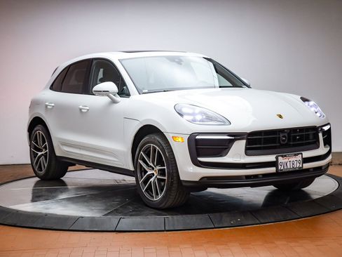 Certified 2025 Porsche Macan image 14