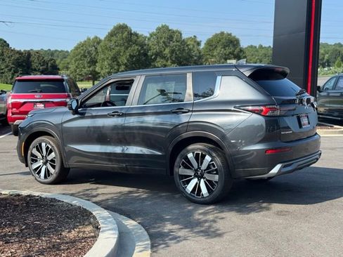New 2025 Mitsubishi Outlander SE image 9