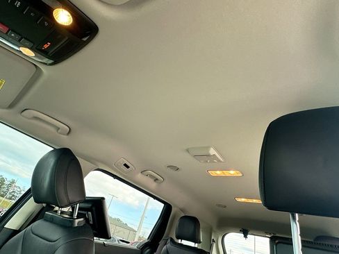 Used 2024 Kia Carnival EX image 11