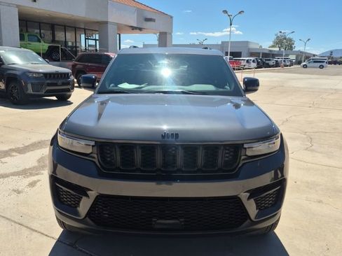 Used 2025 Jeep Grand Cherokee Altitude image 2