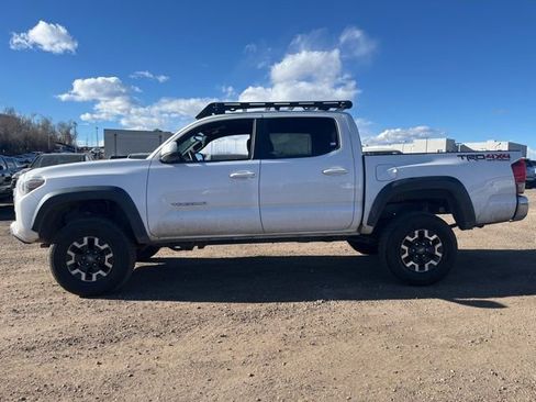 Used 2017 Toyota Tacoma TRD Off-Road image 2