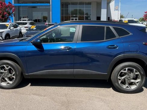 Used 2024 Chevrolet Trax LT w/ LT Convenience Package FWD image 4