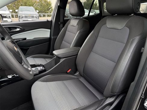 Certified 2025 Chevrolet Trax LT image 21