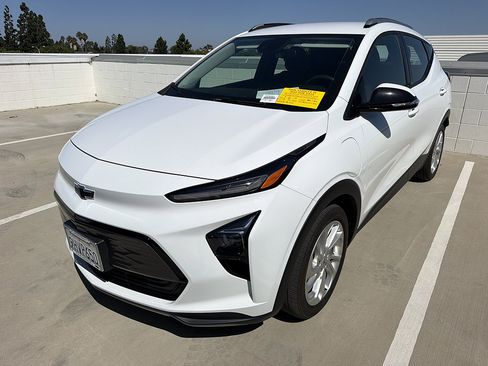 Used 2023 Chevrolet Bolt EUV LT w/ Driver Confidence Package FWD image 2
