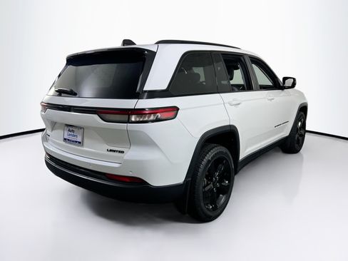 Used 2023 Jeep Grand Cherokee Limited w/ Black Appearance Package AWD/4WD image 5