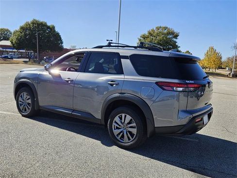Used 2025 Nissan Pathfinder SV image 9