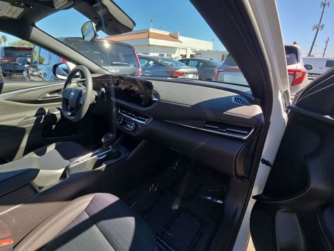 Used 2025 Buick Envista Preferred image 17