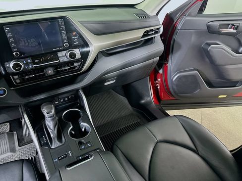Used 2021 Toyota Highlander XLE FWD image 20