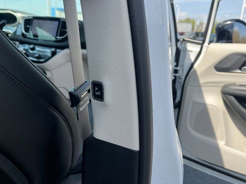 Used 2024 Chrysler Pacifica Touring-L image 17