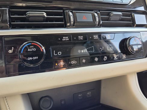 Used 2025 Nissan Pathfinder SL FWD image 29