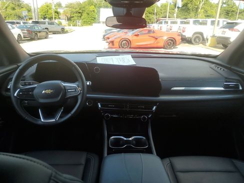Used 2025 Chevrolet Traverse LT FWD image 8