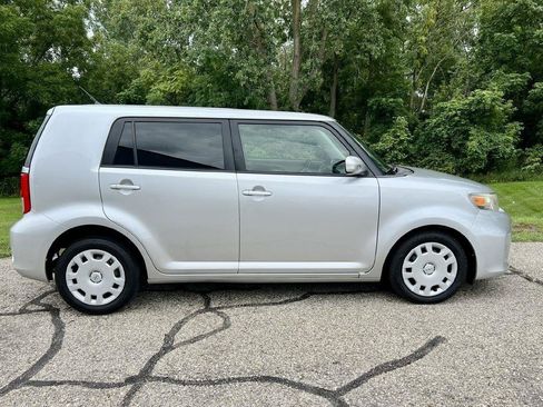 Used 2011 Scion xB FWD image 2