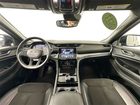 Used 2023 Jeep Grand Cherokee Altitude image 3