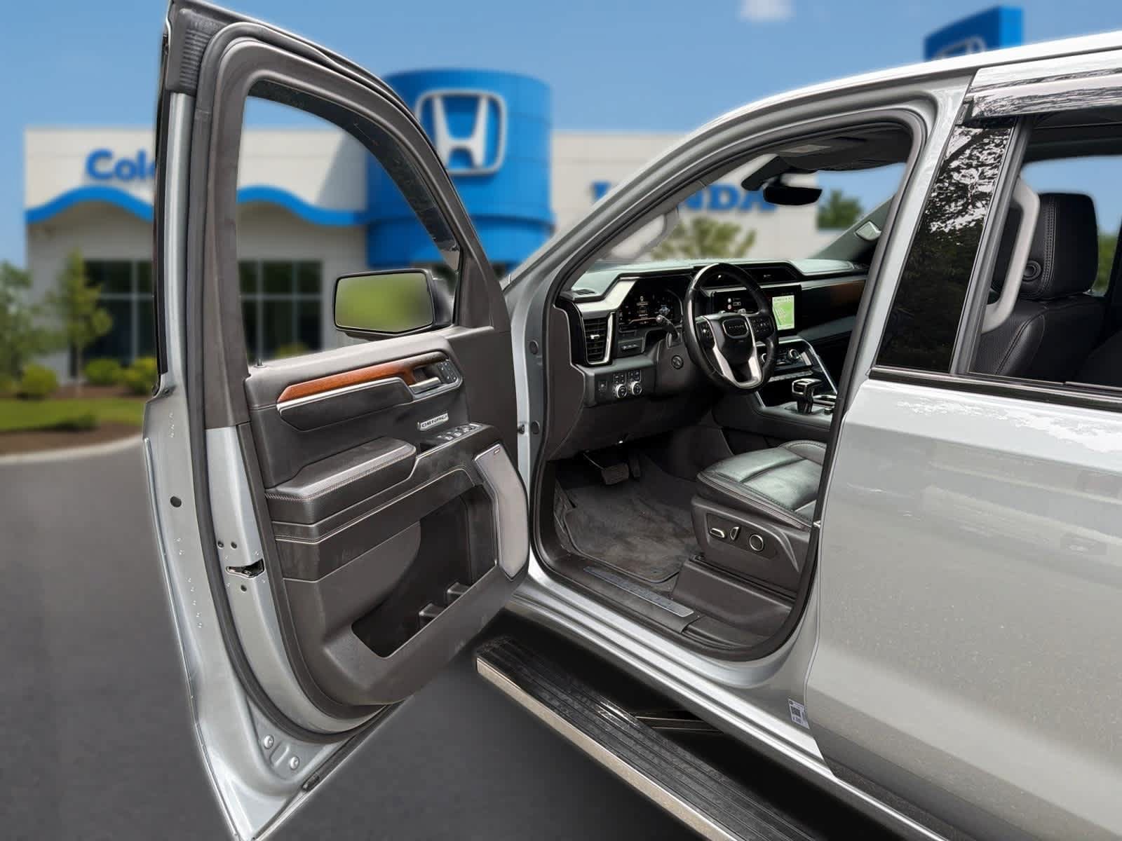 Used 2024 GMC Sierra 1500 Denali w/ Denali Reserve Package AWD/4WD image 11