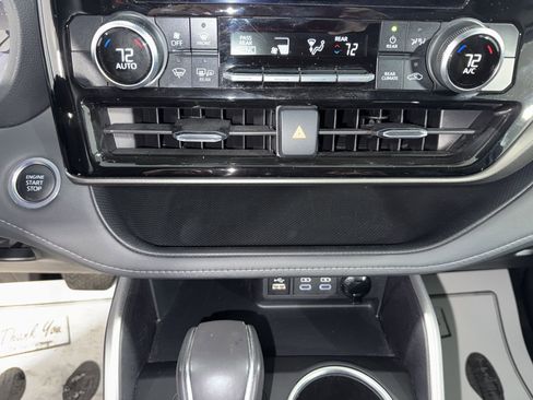 Used 2024 Toyota Highlander LE AWD/4WD image 26