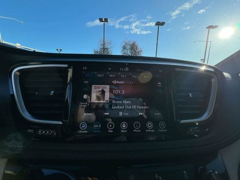 Used 2020 Chrysler Pacifica Limited image 16