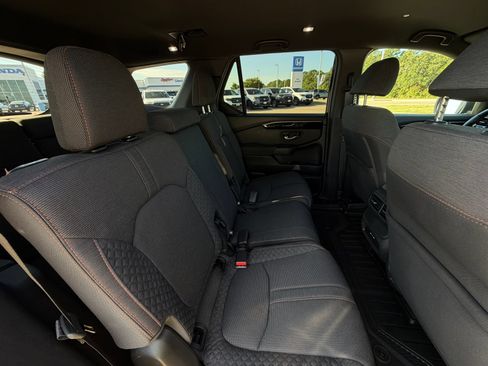 Used 2025 Honda Pilot Sport image 29