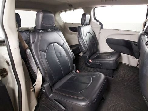 Used 2017 Chrysler Pacifica Touring-L FWD image 21