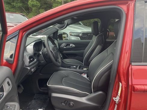 New 2026 Chrysler Pacifica Limited w/ S Appearance Package image 16