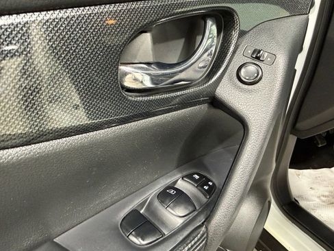 Used 2015 Nissan Rogue SV AWD/4WD image 21