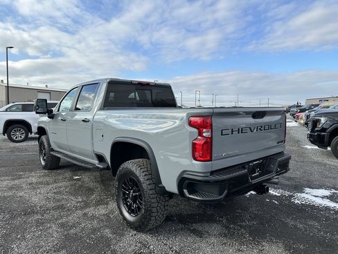 Used 2024 Chevrolet Silverado 2500 ZR2 w/ Technology Package image 8