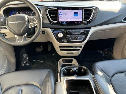 Used 2023 Chrysler Pacifica Touring-L FWD image 14