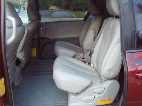 Used 2017 Toyota Sienna XLE w/ XLE Navigation Package FWD image 9