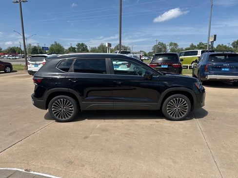 New 2026 Volkswagen Taos SE FWD image 4