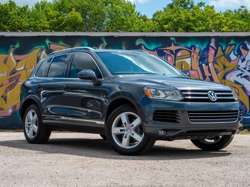 Used 2014 Volkswagen Touareg VR6 AWD/4WD image 2