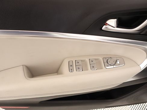 Used 2025 Genesis G70 2.5T image 14