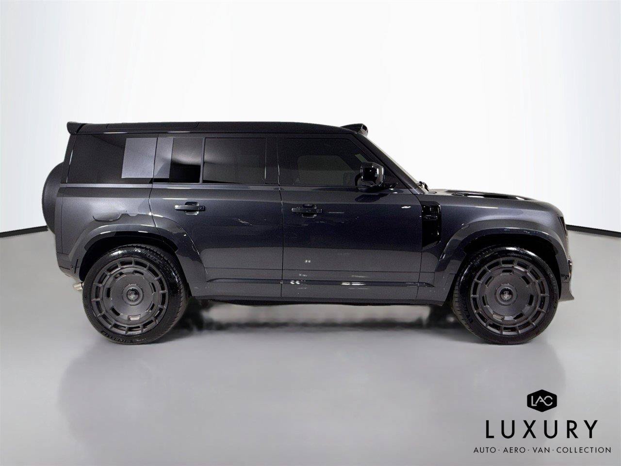 Used 2025 Land Rover Defender 110 V8 AWD/4WD image 4