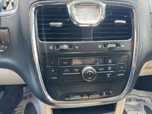 Used 2013 Chrysler Town & Country Touring FWD image 19