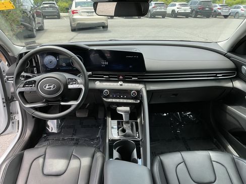Used 2025 Hyundai Elantra Limited FWD image 11