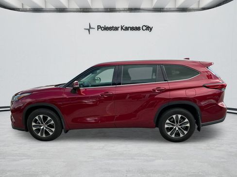 Used 2022 Toyota Highlander XLE AWD/4WD image 8