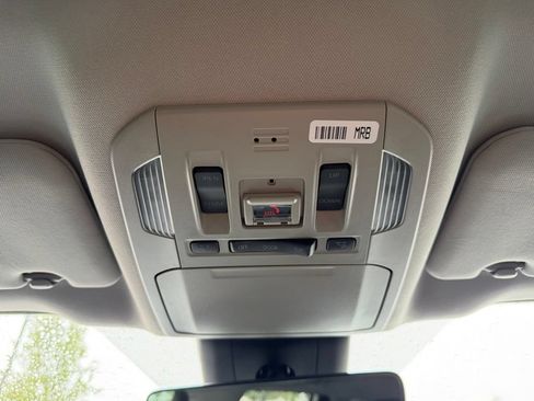 Used 2022 Toyota Highlander XLE AWD/4WD image 29